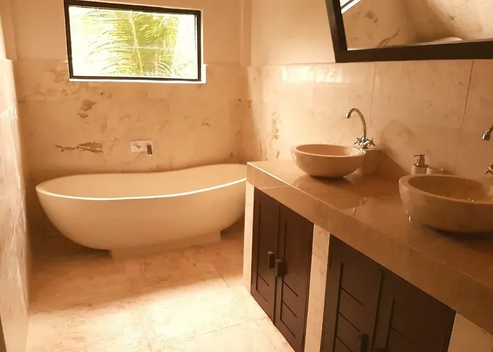 Medewi Manor 4*
